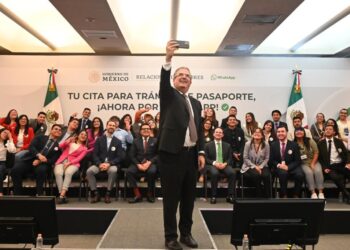 Citas para pasaportes por Whatsapp es parte del reto tecnológico que acptamos en la SRE y lo estamos sacando adelante: Marcelo Ebrard
