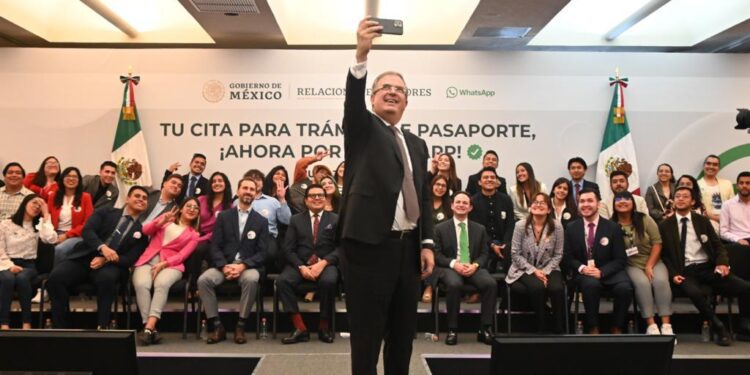 Citas para pasaportes por Whatsapp es parte del reto tecnológico que acptamos en la SRE y lo estamos sacando adelante: Marcelo Ebrard