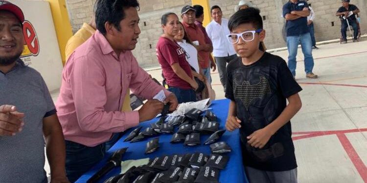 Fundación Nino entrega lentes gratis a familias de San Miguel Tlacotepec