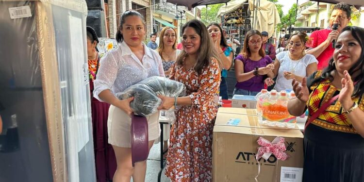 Celebra FUCO a madres de familia de Juchitán 