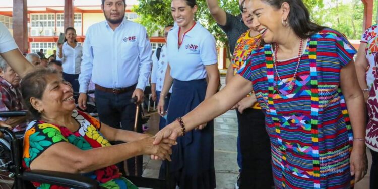 Entrega Irma Bolaños 251 aparatos funcionales en la Cuenca del Papaloapan