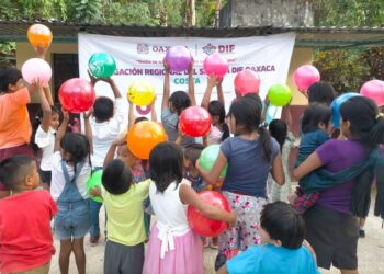 iñas y niños de más de 300 localidades de Oaxaca reciben juguetes de Bidao Tsia