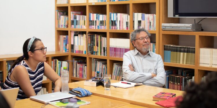 Capacitación constante, clave para la formación de escritores de ficción: Elmer Mendoza