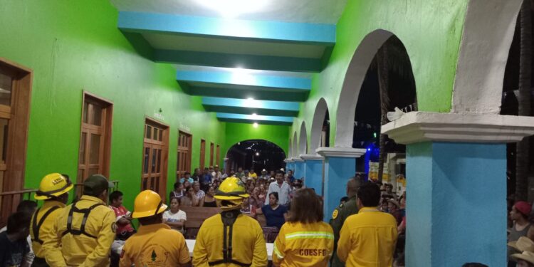 Intensifican trabajos para sofocar incendio entre Atatlahuca y Maninaltepec