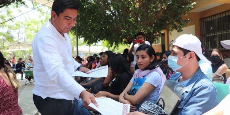 Inicia IEEPO con la recepción de documentos para contratación de egresados normalistas