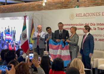 MARCELO EBRARD ENTREGA PRIMER PASAPORTE  NO BINARIO