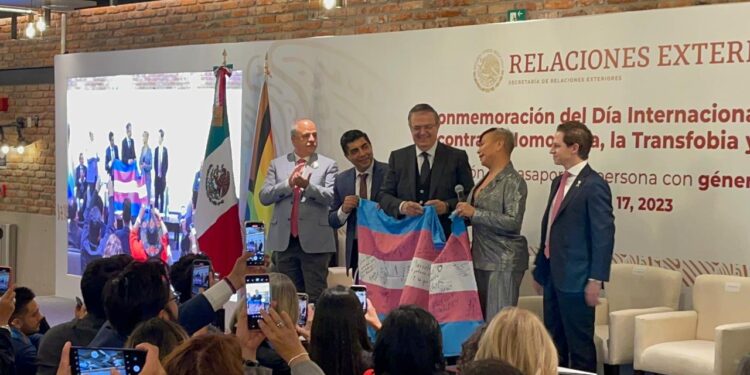 MARCELO EBRARD ENTREGA PRIMER PASAPORTE  NO BINARIO