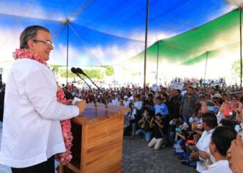 YO CUMPLO MIS PROMESAS, ESTA OFICINA DE PASAPORTES LO CONFIRMA, SEGUIREMOS AVANZANDO CON OAXACA: MARCELO EBRARD