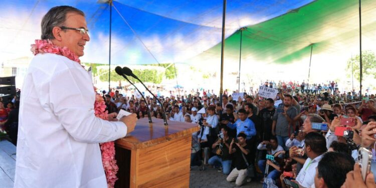 YO CUMPLO MIS PROMESAS, ESTA OFICINA DE PASAPORTES LO CONFIRMA, SEGUIREMOS AVANZANDO CON OAXACA: MARCELO EBRARD