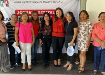 Mujeres mixtecas leales y comprometidas con el tricolor