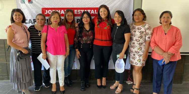 Mujeres mixtecas leales y comprometidas con el tricolor