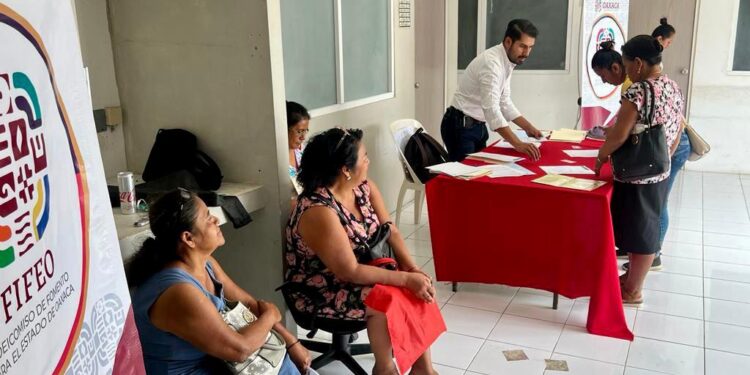 Otorgan créditos a micro, pequeñas y medianas empresas de San Juan Cotzocón