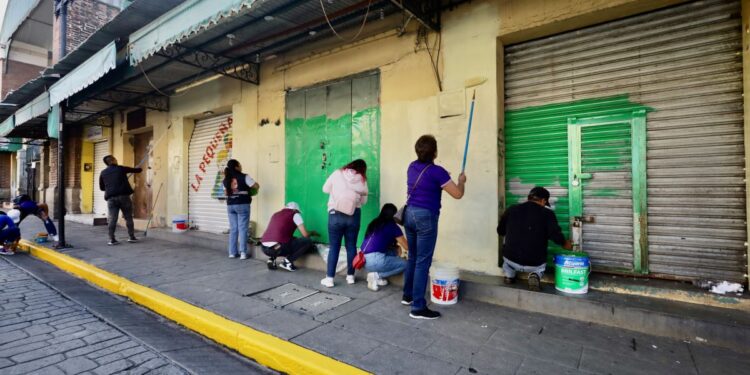 Embellece ciudadanía más calles del Centro Histórico de Oaxaca con Tequio Bienestar
