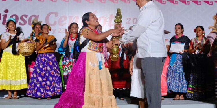 Leticia Santiago Guzmán, representante de la cultura chatina de Santiago Yaitepec es la Diosa Centéotl