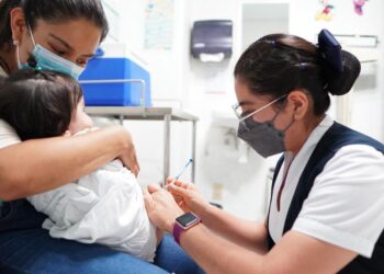 Llama SSO a familias a completar el esquema de vacunación de niñas y niños