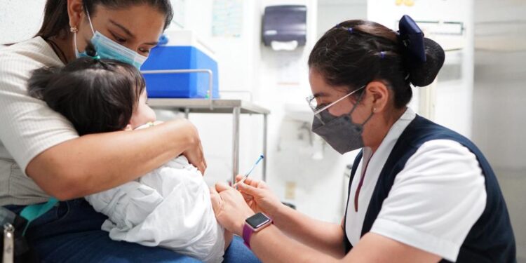 Llama SSO a familias a completar el esquema de vacunación de niñas y niños