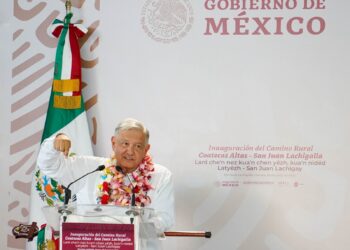 Inauguran Presidente de México y Gobernador de Oaxaca el camino rural de Coatecas Altas a San Juan Lachigalla