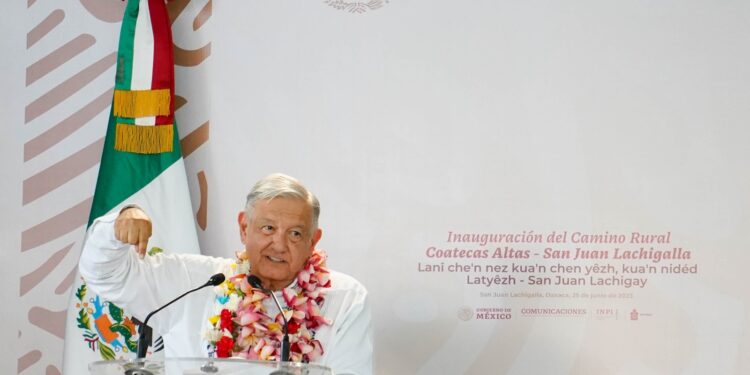 Inauguran Presidente de México y Gobernador de Oaxaca el camino rural de Coatecas Altas a San Juan Lachigalla