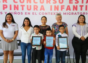 Niñas y niños expresan con pinturas su visión de la migración