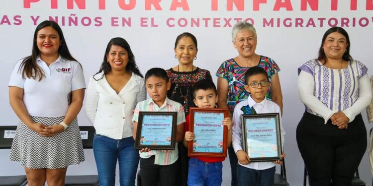 Niñas y niños expresan con pinturas su visión de la migración
