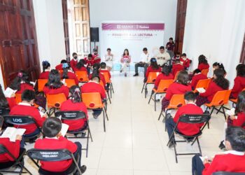 Realiza Salomón Jara círculo de lectura con estudiantes de Tlaxiaco