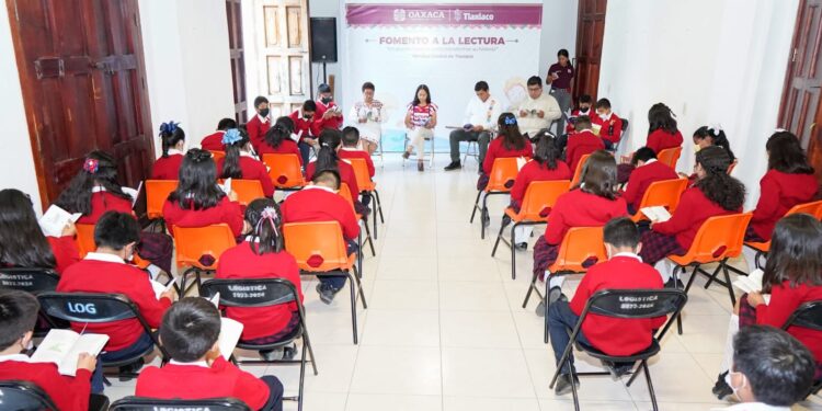 Realiza Salomón Jara círculo de lectura con estudiantes de Tlaxiaco