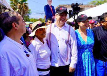 RECORRIDOS EN TIANGUIS DAN UNA IDEA CLARA DEL ESTADO DE ÁNIMO DE LA GENTE: MARCELO EBRARD