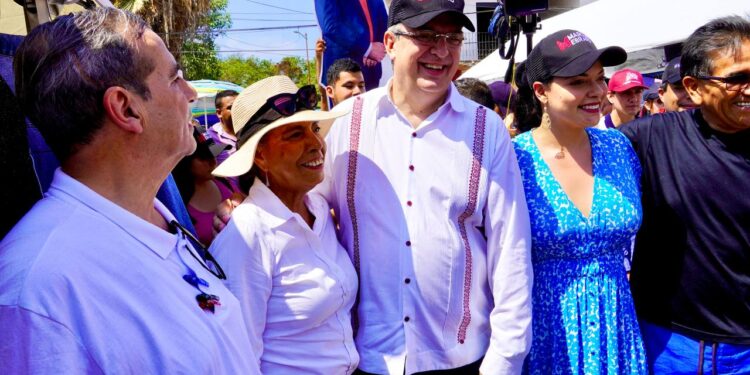 RECORRIDOS EN TIANGUIS DAN UNA IDEA CLARA DEL ESTADO DE ÁNIMO DE LA GENTE: MARCELO EBRARD