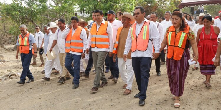 Inicia Salomón Jara pavimentación del camino a Santa María Jicaltepec con inversión de 17.6 mdp