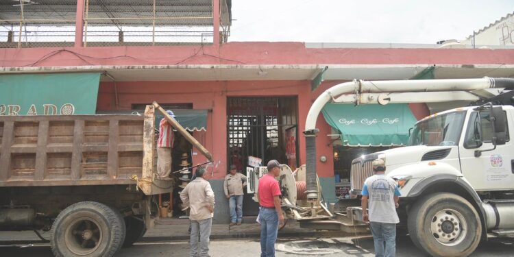 Desazolva Soapa el drenaje del mercado 20 de Noviembre