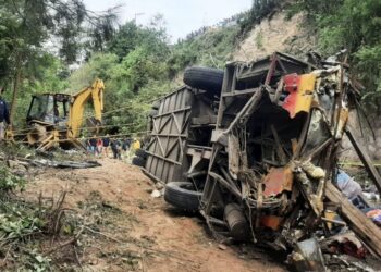 Volcadura de autobús en Oaxaca deja 29 muertos y 19 heridos