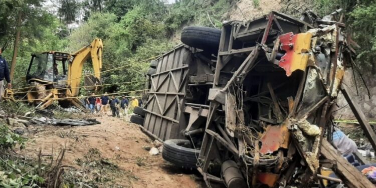 Volcadura de autobús en Oaxaca deja 29 muertos y 19 heridos