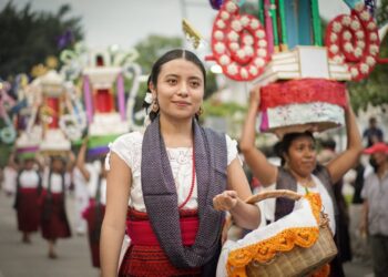 Jubiloso desfile de delegaciones anuncia la octava de la gran fiesta de Oaxaca, la Guelaguetza 2023