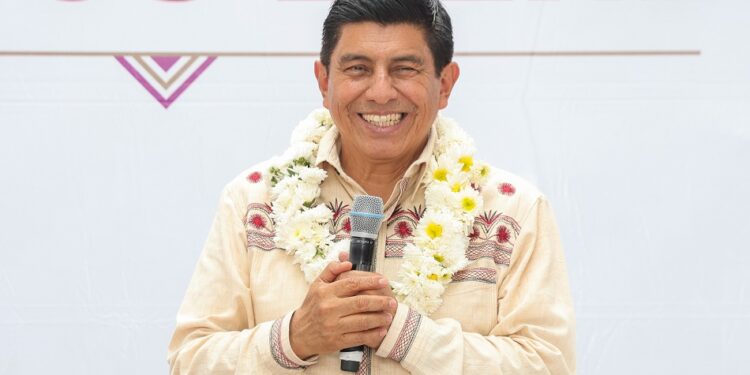 Anuncia Gobierno de Oaxaca construcción de caminos y recuperación del Centro de Salud en Acatlán de Pérez Figueroa