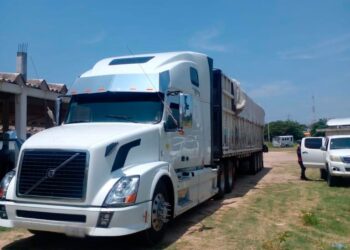 Asegura Fiscalía de Oaxaca tráiler con cargamento de cervezas clonadas en el Istmo