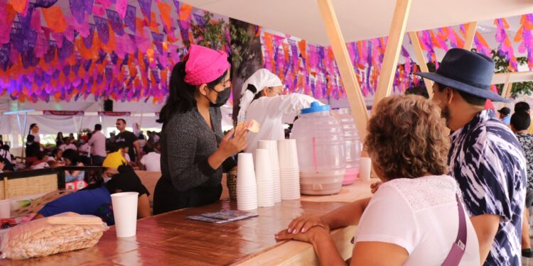 Baile y música se fusionan en el tianguis gastronómico Desde mis raíces con sus sabores