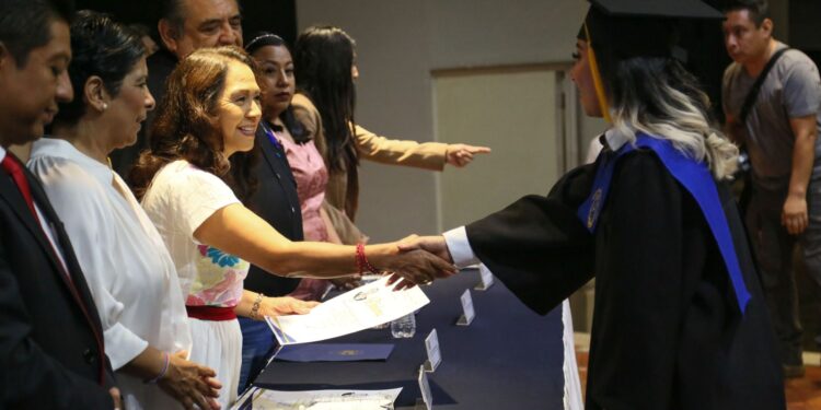 Reconoce Irma Bolaños admirable labor de terapistas físicos y ocupacionales