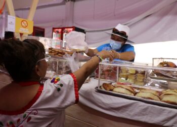 Como en casa, visitantes del tianguis gastronómico Desde mis raíces con sus sabores