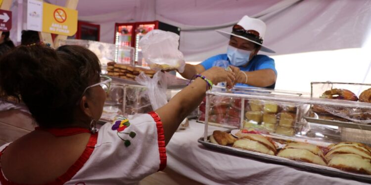 Como en casa, visitantes del tianguis gastronómico Desde mis raíces con sus sabores