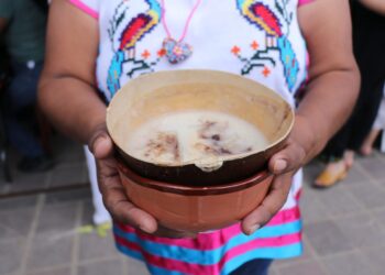 Un ambiente familiar se disfruta en el tianguis gastronómico Desde mis raíces con sus sabores