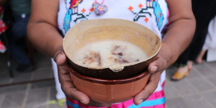 Un ambiente familiar se disfruta en el tianguis gastronómico Desde mis raíces con sus sabores