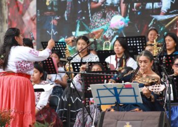 Cautiva concierto de Oaxaqueñísimas en la Alameda de León
