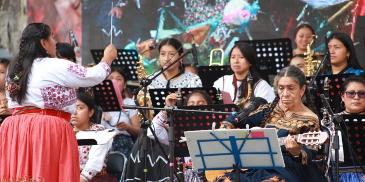 Cautiva concierto de Oaxaqueñísimas en la Alameda de León