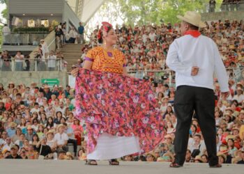 Vive Oaxaca una espléndida Guelaguetza 2023; miles abarrotan el auditorio en la edición matutina