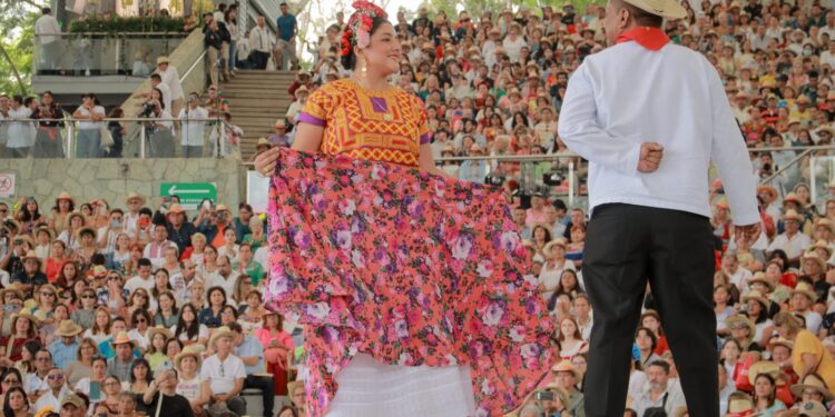 Vive Oaxaca una espléndida Guelaguetza 2023; miles abarrotan el auditorio en la edición matutina
