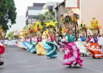 Miles disfrutan el Desfile de Delegaciones; vibra Oaxaca con la Guelaguetza 2023