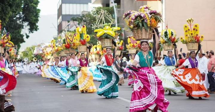Miles disfrutan el Desfile de Delegaciones; vibra Oaxaca con la Guelaguetza 2023