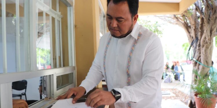 Cumple IEEPO entrega de beca mensual de la Estrategia Nacional de Iniciación a la Docencia en el Medio Indígena