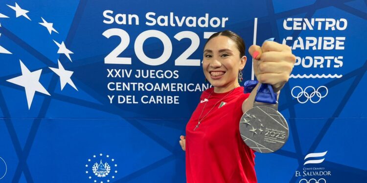 Karateca oaxaqueña Xhunashi Caballero aporta plata a México en Juegos Centroamericanos y del Caribe