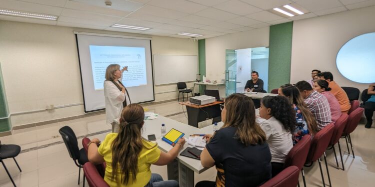 Capacitan a personal de Sefin en materia archivística